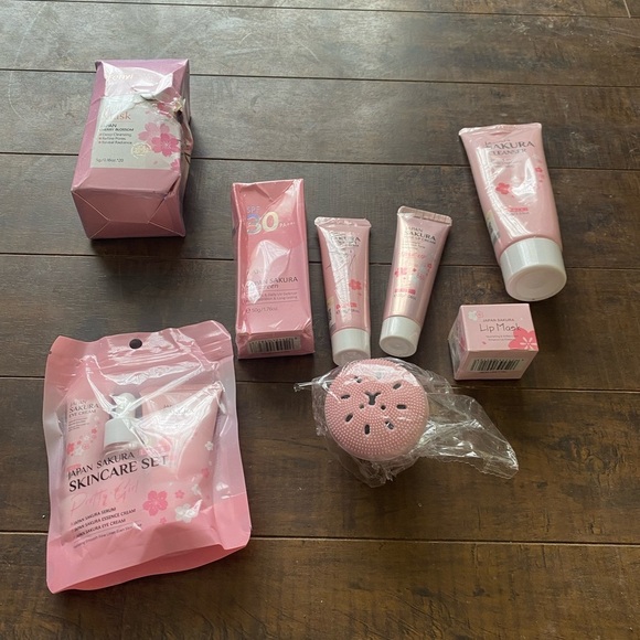Sakura Skincare Set - Picture 1 of 9